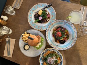 Orcaのディナー（ステーキ、バーガー、ローストベジタブル、サラダ）