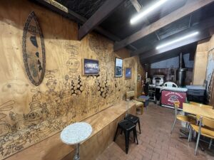 コーヒー屋さんの店内、手描きの壁